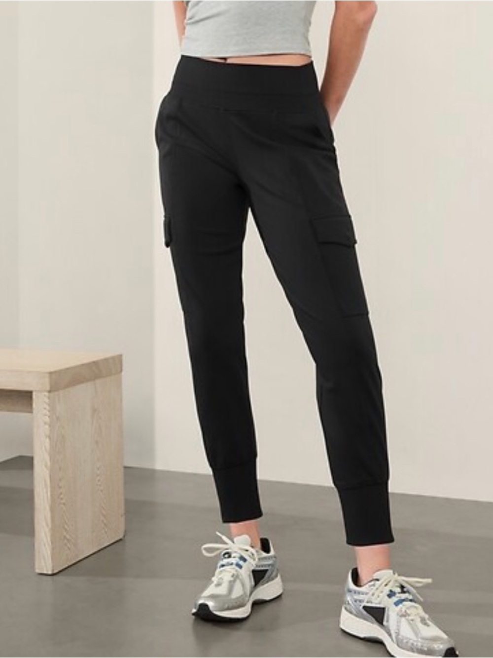 Athleta Hi-Rise Venice Cargo Pockets Jogger Black Pants size M
